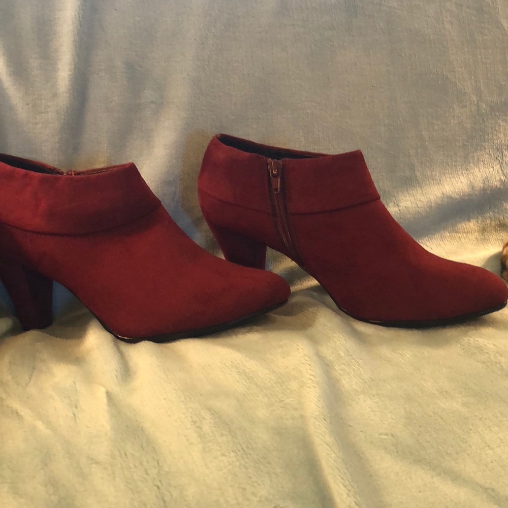 Size 9 burgundy suede like bootie
